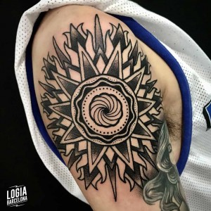 tatuaje_brazo_flor_estrella_ohm_logiabarcelona_juan_chazsci